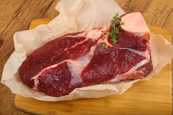 Syrové hovězí maso s tymiánem — Stock fotografie
