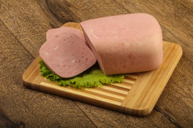 Jambon salata yaprakları üzerinde