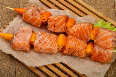 Çiğ somon şişleri
