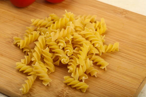 Råa fussili för pasta — Stockfoto