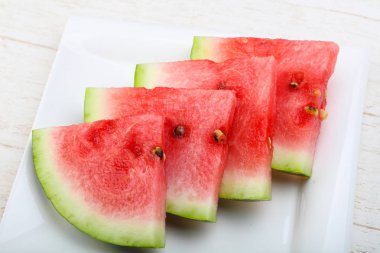 taze dilimlenmiş karpuz