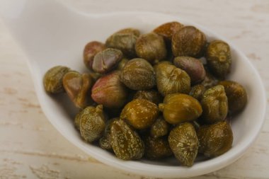 Kabın içinde turşu Kapari