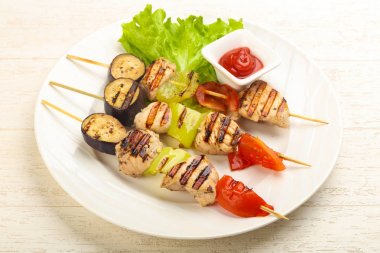 Tavuk ve sebze şiş