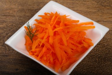 Kabın içinde rendelenmiş havuç