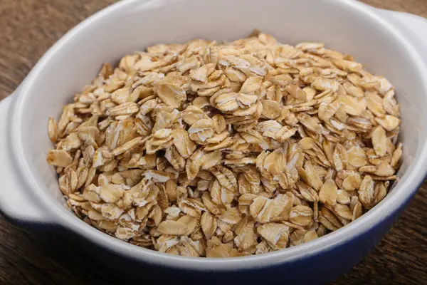 Avena cruda en el tazón —  Fotos de Stock