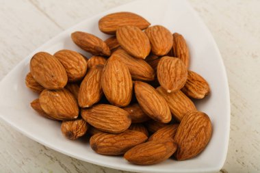 Kabın içinde olgunlaşmış badem