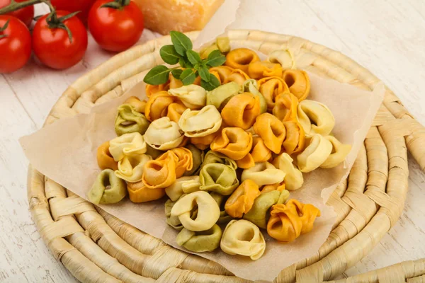 Fesleğenli ham tortellini — Stok fotoğraf