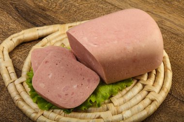 Jambon salata yaprakları üzerinde