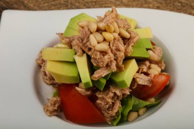 Ton balığı ve Avokado salatası