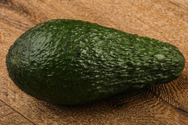 Frische grüne Avocado — Stockfoto