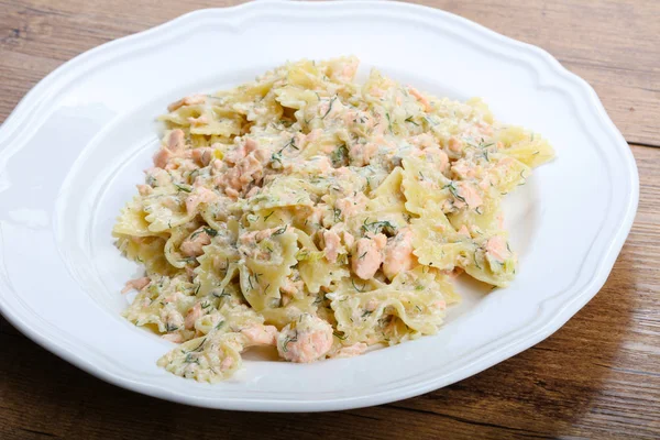 Tészta farfalle lazac — Stock Fotó