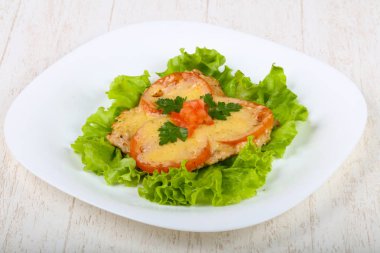 Pişmiş domates ve peynir ile domuz eti