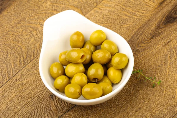 Фаршированные оливки в миске — стоковое фото