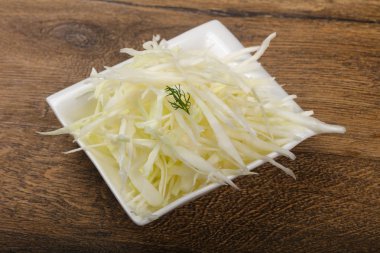 Kabın içinde rendelenmiş lahana