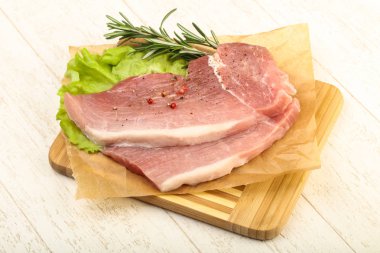 pişmemiş domuz biftek