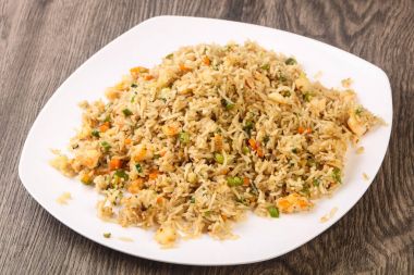 Karidesli kızarmış pirinç.