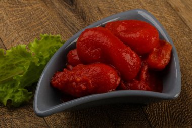 Kabın içinde soyulmuş domates