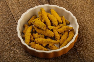 Tumeric kökü kabın içinde