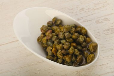 Kasede marine edilmiş kapari. 