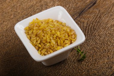Kabın içinde ham bulgur 