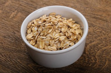 Kabın içinde çiğ yulaf ezmesi 