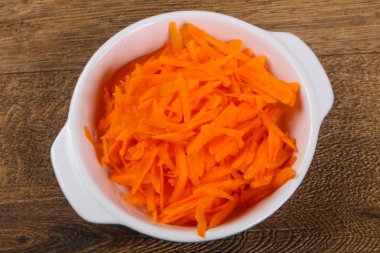 Kabın içinde rendelenmiş havuç 