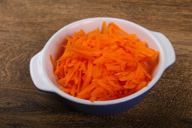 Kabın içinde rendelenmiş havuç 