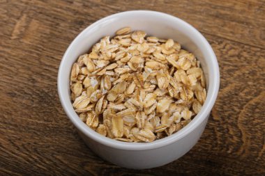 Kabın içinde çiğ yulaf ezmesi 