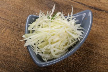 Kabın içinde rendelenmiş lahana 