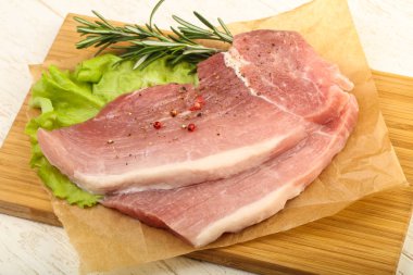 pişmemiş domuz biftek