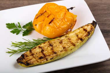 Kızarmış kabak biber ile