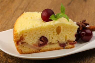 Tatlı kiraz pasta parça