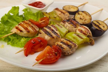 Tavuk ve sebze şiş