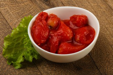 Kabın içinde soyulmuş domates