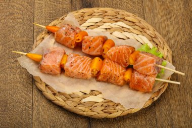 Çiğ somon şişleri