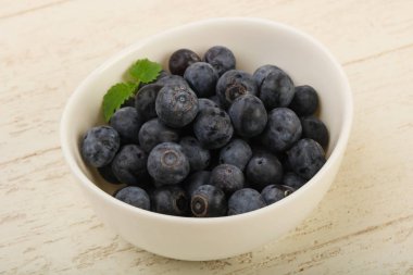 Kabın içinde olgunlaşmış yaban mersini