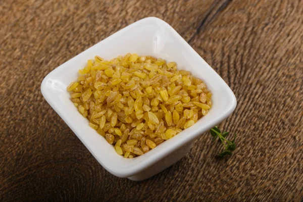 Bulgur crudo en el tazón — Foto de Stock