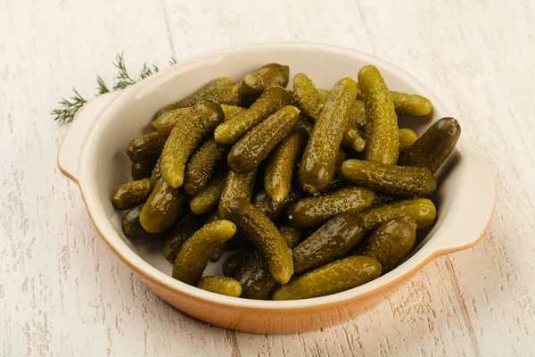 Pepinos en escabeche en el tazón — Foto de Stock