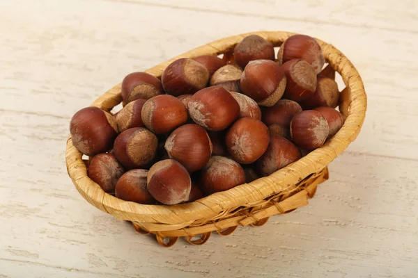 Купа лісових горіхів у кошику — стокове фото
