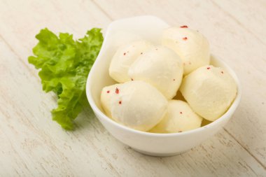 Mozzarella topları kabın içinde