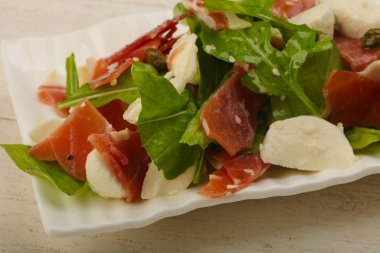 Salata ile proscuitto, mozzarella
