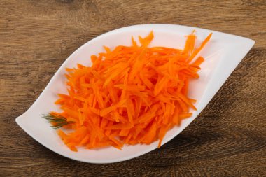 Kabın içinde rendelenmiş havuç