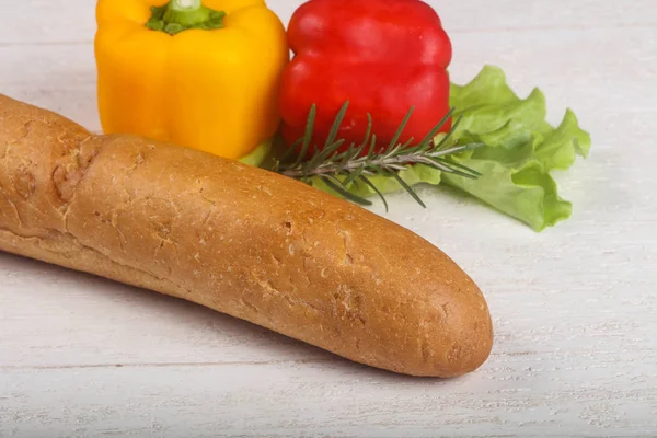 Skorpan baguette med grönsaker — Stockfoto