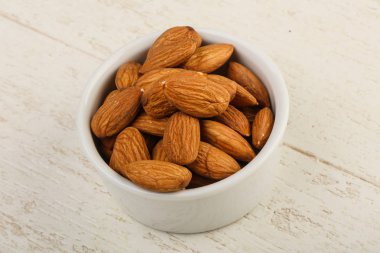 Kabın içinde olgunlaşmış badem