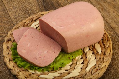 Jambon salata yaprakları üzerinde