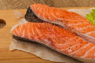 Çiğ somon dilimleri