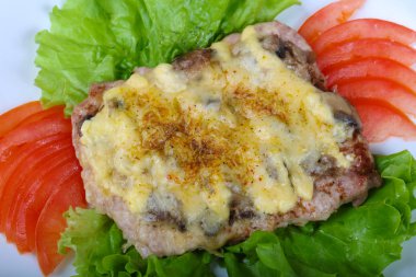 Domuz eti biftek mantar ve peynir ile