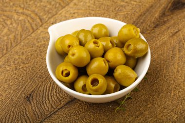 Kabın içinde dolma zeytin