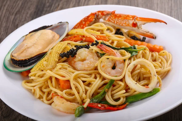 Délicieux spaghettis aux fruits de mer — Photo
