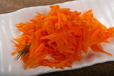 Kabın içinde rendelenmiş havuç